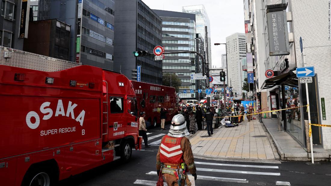 火災が起きたビル前に出動する消防車=17日/STR//JIJI Press/AFP/Getty Images