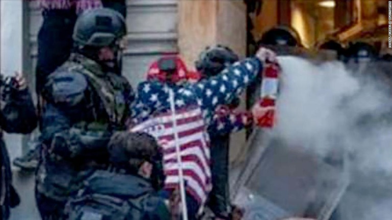 議事堂襲撃時、星条旗の描かれた上着を着て消火器を噴射する被告/Federal Bureau of Investigation