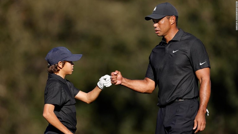 エキシビション大会「ＰＮＣ選手権」でコースを回るタイガー・ウッズ選手（右）と息子のチャーリー君/Douglas P. DeFelice/Getty Images 