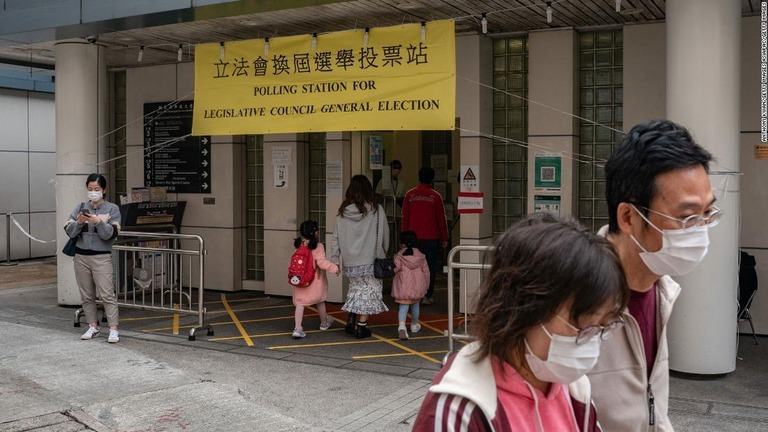 香港市内に設けられた投票所/Anthony Kwan/Getty Images