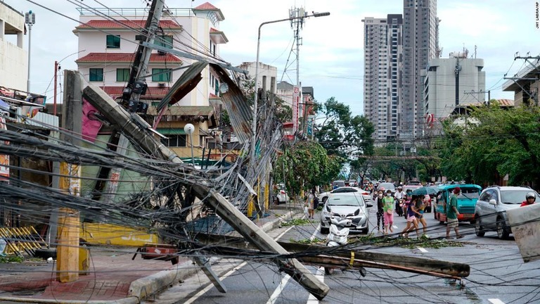 スーパー台風の直撃によりセブ市では電柱も倒壊した/Jay Labra/AP