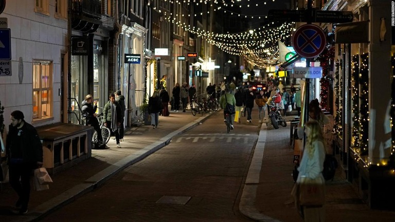 オランダでは新たなロックダウン（都市封鎖）が導入された＝１８日、アムステルダム/Peter Dejong/AP
