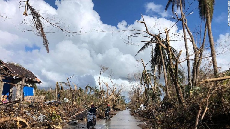 台風２２号によって倒れた樹木や破損した建物＝２０日、フィリピン・シャルガオ島/Roel Catoto/AFP/Getty Images