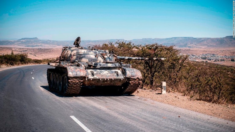 ティグライ州の州都メケレの北を走る道路上に停車した戦車/EDUARDO SOTERAS/AFP/AFP via Getty Images