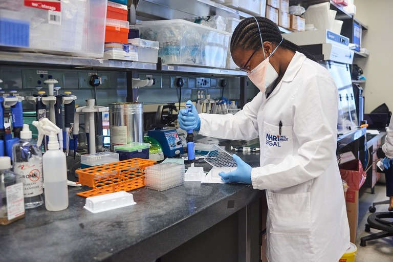 南アフリカ・ダーバンの研究所で抗体中和能の試験を進める研究者＝１２月１５日/Waldo Swiegers/Bloomberg/Getty Images