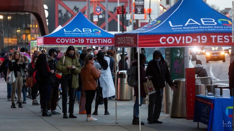 新型コロナウイルスの検査のために並ぶ市民ら＝１７日、ニューヨーク市ブルックリン区/Michael Nagle/Xinhua News Agency/Getty Images