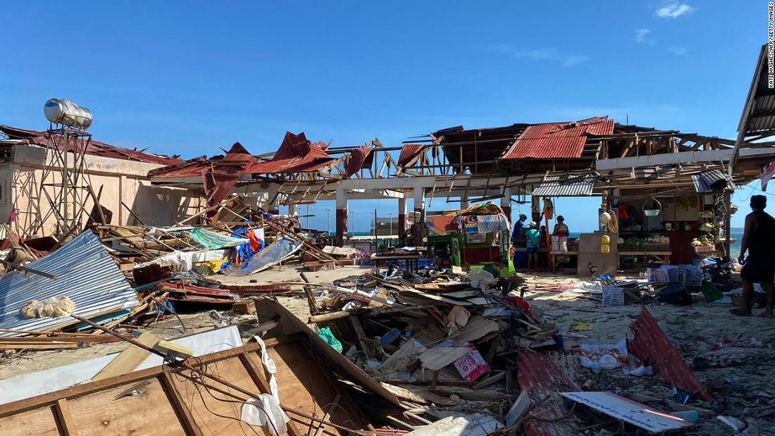 台風で壊れたマーケットの建物＝フィリピン・シャルガオ島/Kate Hughes/AFP/Getty Images