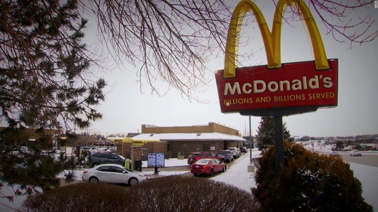 米ミネソタ州のマクドナルドに勤務する１５歳の従業員が、チキンナゲットを喉に詰まらせた女性客を見て窓から飛び出し救出した/KARE