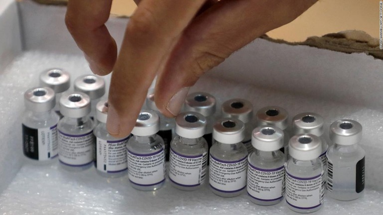 米ファイザーと独ビオンテックが開発した新型コロナウイルス向けのワクチン＝８月２４日、イスラエル・ホロン/Ahmad Gharabli/AFP/Getty Images