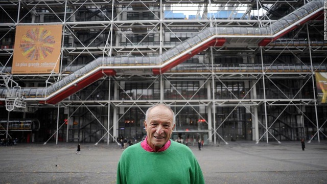 パリのポンピドゥーセンターの前に立つ建築家、リチャード・ロジャース氏