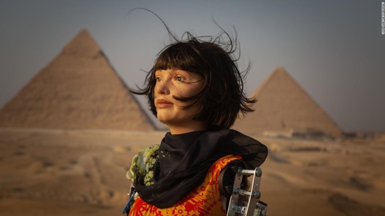 ピラミッドを背景に展示された「エイーダ」＝２０２１年１０月、エジプト・ギザ/Sima Diab/Getty Images 