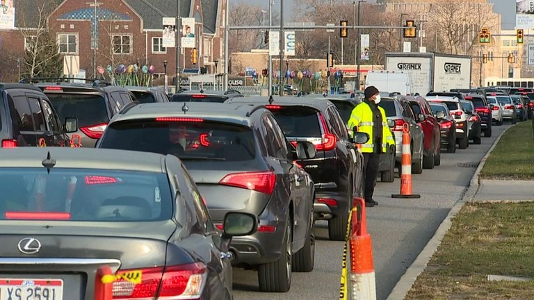 米クリーブランドでドライブスルー方式の無料検査センターに並ぶ車両の列/WEWS