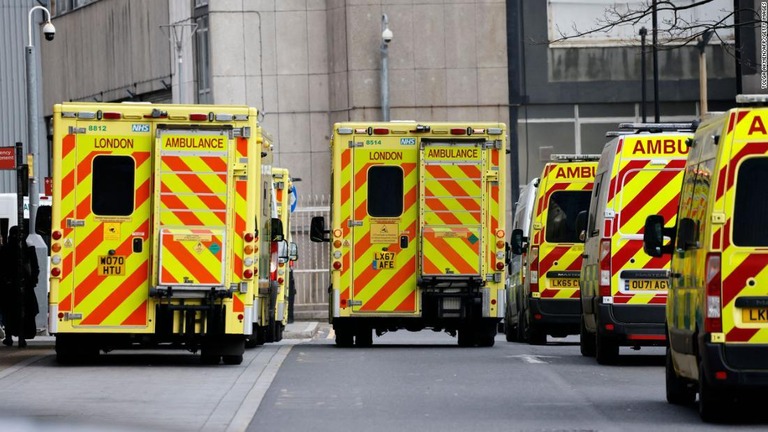 ロイヤル・ロンドン病院に駐車された救急車＝２０日、英ロンドン/Tolga Akmen/AFP/Getty Images