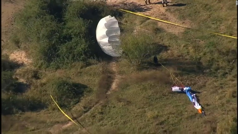 米テキサス州ヒューストン近郊で、小型航空機とパラグライダーが衝突し２人が死亡した/KTRK