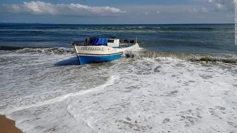 沈没した貨物船が海岸に引き揚げられた＝２２日/Madagascar Ministry of National Defence/Reuters