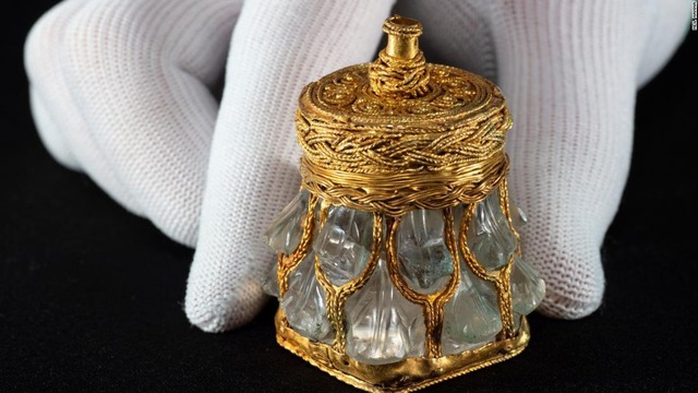 金細工に包まれた水晶瓶の全貌が公開された