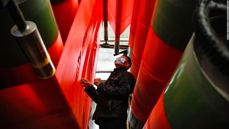 中国東部、浙江省杭州市の工場で、布地の染色工程に従事する作業員/Feature China/Future Publishing/Getty Images