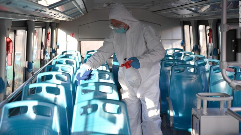 バスの車内を消毒する従業員＝２１日、中国中部の陝西省西安/Shao Rui/Xinhua/Getty Images