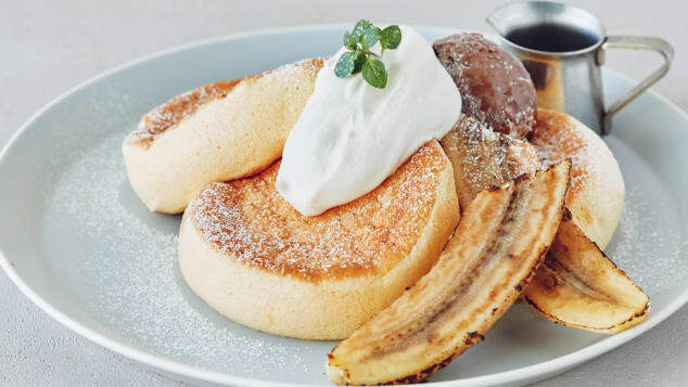 パンケーキ専門店「フリッパーズ」のスフレパンケーキは、ふわふわの食感と贅沢なトッピングに特徴がある/Flipper's
