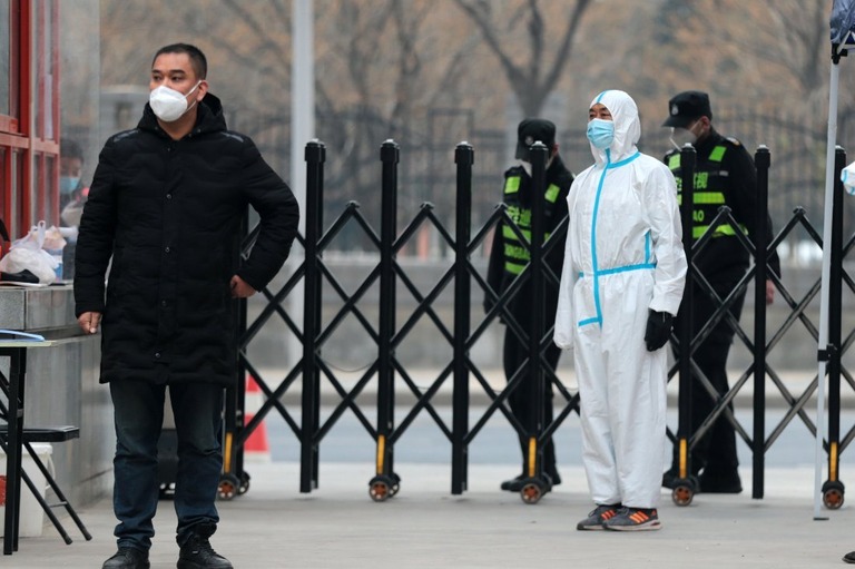 西安市の居住区前のゲートを封鎖する治安要員ら/Zhang Yuan/China News Service/Getty Images