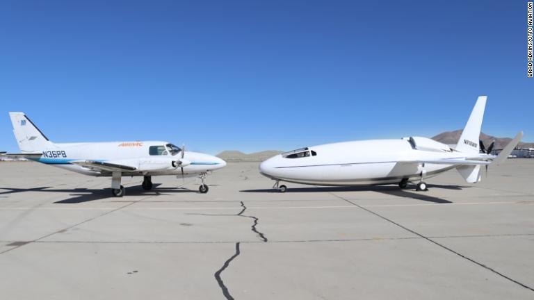 プライベートジェットなどで使用頻度の高いターボプロップ機、パイパーＰＡ３１（左）と並んだセレラ５００Ｌ/Brad Adkins/Otto Aviation
