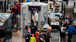 米デンバーの空港の保安検査場で検査を受ける旅行者