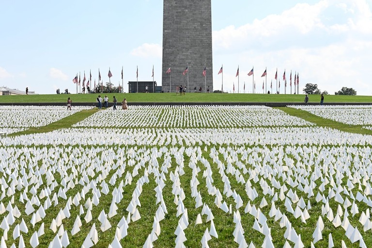 新型コロナウイルスによって死亡した人たちに手向けられた白い旗＝９月日、米首都ワシントンのナショナル・モール/Chen Mengtong/China News Service/Getty Images