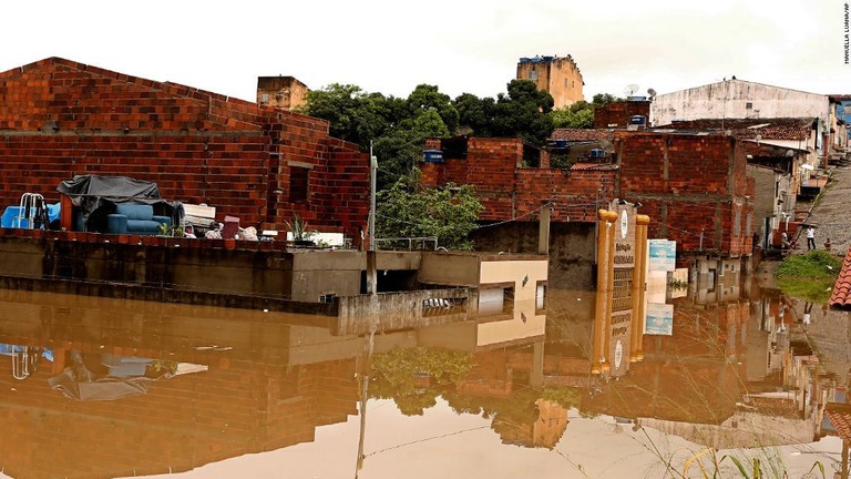 浸水した家屋の屋根に置かれた家具＝２６日/Manuella Luana/AP