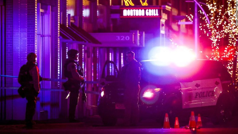 銃撃の容疑者が逃げ込んだレークウッド市のショッピングセンターの前に立つ警官ら/Michael Ciaglo/Getty Images