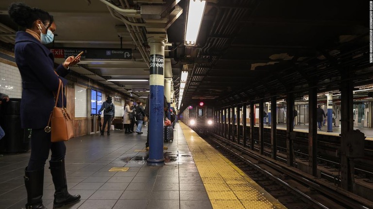 ニューヨーク市内の地下鉄の運行本数が一時的に削減される/Tayfun Coskun/Anadolu Agency/Getty Images