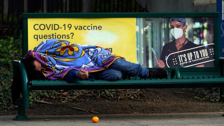 世界銀行の推計では、昨年の新型コロナウイルスの流行により、世界で９７００万人が１日２ドル（約２３０円）未満で暮らす貧困状態に陥った/Damian Dovarganes/AP