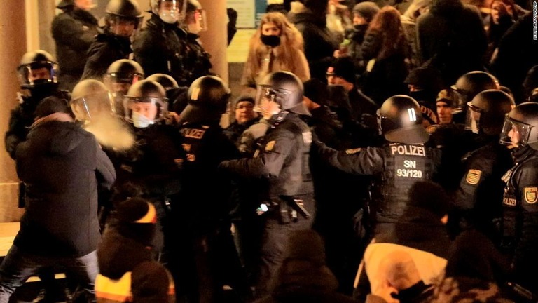 バウツェン市でデモ隊と警官が衝突する様子/Bernd M'rz/dpa/AP