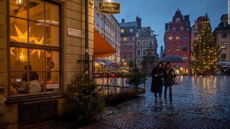 スウェーデン・ストックホルム中心部の旧市街にあるストールトルゲット広場の風景/Jonas Gratzer/Getty Images