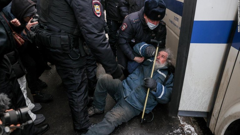 裁判所の外で撮影された法執行機関の要員と「メモリアル」の支持者の画像/Gavriil Grigorov/TASS/Getty Images