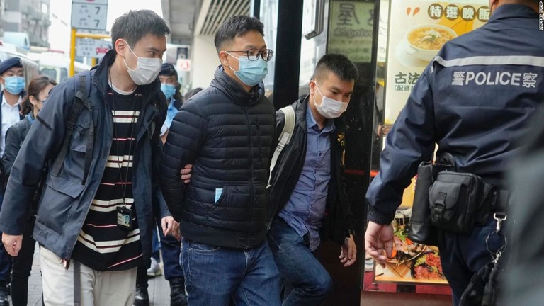 香港の民主派メディア「立場新聞」の関係者６人が、国家安全当局に逮捕された/Vincent Yu/AP