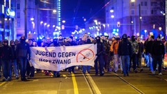 ドイツでコロナ規制強化、抗議デモ暴徒化で警官多数が負傷