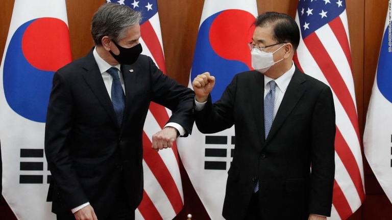 韓国の鄭義溶外相（右）と米国のブリンケン国務長官＝３月、韓国ソウル/Lee Jin-man/Pool/AFP/Getty Images