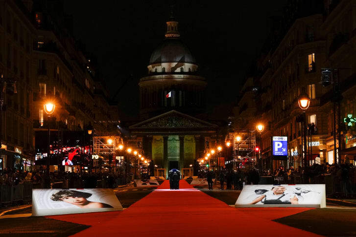 ひつぎには米国やフランス、モナコの土が納められた/Christophe Ena/AP