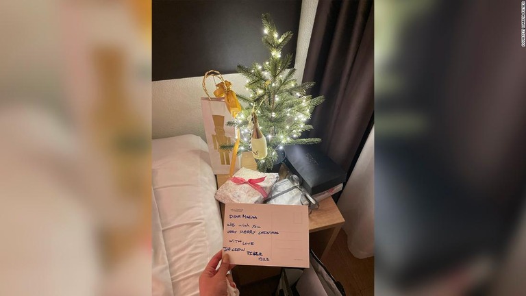 アイスランドでの隔離期間中、客室乗務員からクリスマスのツリーやギフト、カードを受け取った/Courtesy Marisa Fotieo