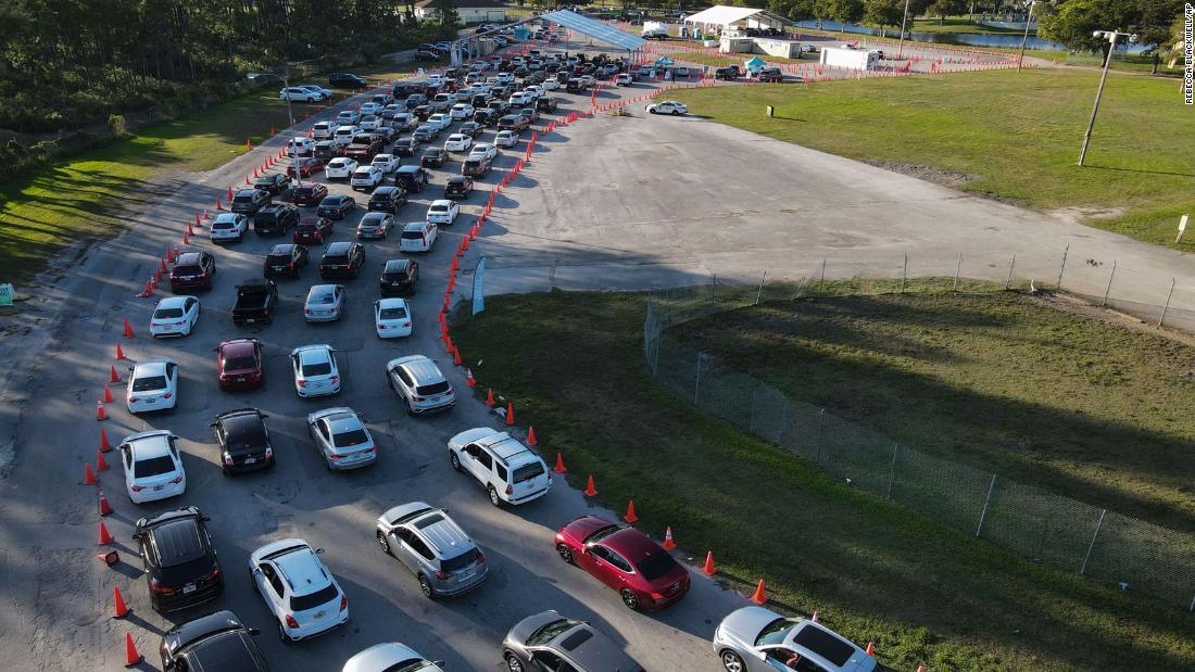 フロリダ州マイアミでドライブスルー方式の検査会場に車が並ぶ＝２９日/Rebecca Blackwell/AP