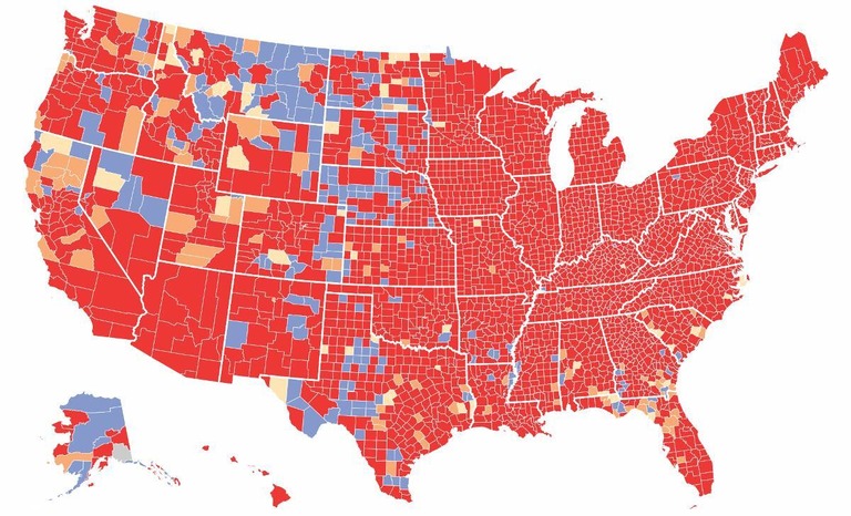 米ＣＤＣが発表した、米国の各郡の感染状況を４つのカテゴリーに分けたもの。過去７日間の人口１０万人当たり新規感染者数と陽性率に基づいたカテゴリーで、赤色が高い（High）、オレンジ色が相当高い（Substantial）、薄い黄色が中程度（Moderate）、青色が低い（Low）と分かれている。１２月２８日報告のデータ/Source: Centers for Disease Control and Prevention　Graphic: Curt Merrill, CNN