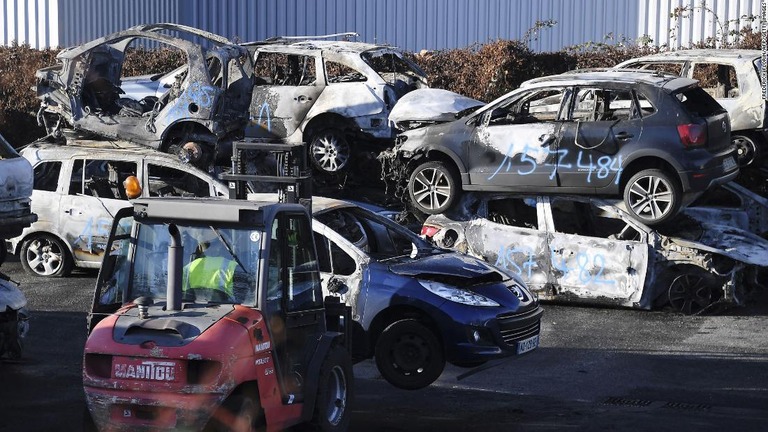 解体場に積み上げられた焼け焦げた車＝２１年１月１日、ストラスブール/Frederick Florin/AFP/Getty Images