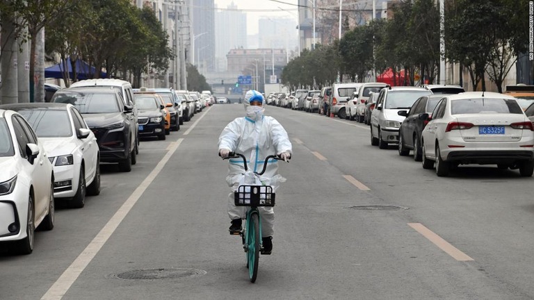自転車に乗り、西安市で医薬品を配布する薬局の職員/Tao Ming/Xinhua/Getty Images