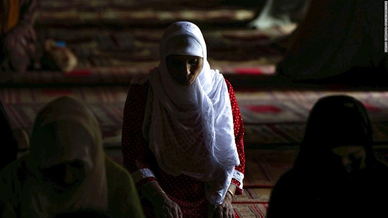 印カシミール地方シュリナガルのモスクで金曜日の礼拝を行うイスラム教徒の女性/Farooq Khan/EPA-EFE/Shutterstock