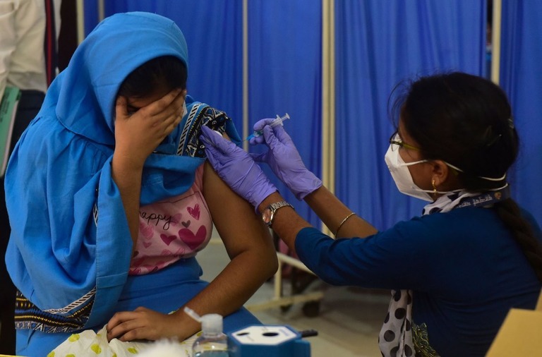 インドで１５～１８歳への新型コロナウイルスワクチンの接種が始まった/Anshuman Poyrekar/Hindustan Times/Getty Images