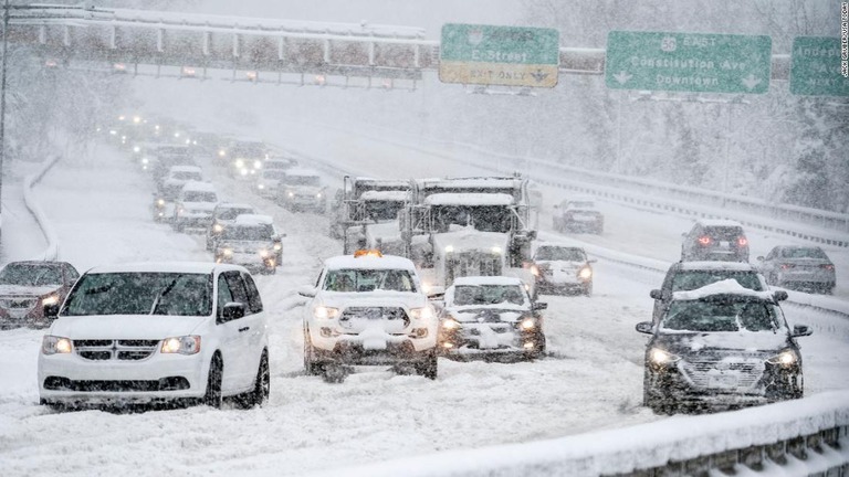 首都ワシントンとバージニア州をつなぐ道路にも雪が降り積もり、渋滞が発生している/Jack Gruber/USA Today