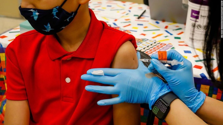 米フロリダ州の小学校で行われた５～１１歳向けの新型コロナワクチン接種の様子/Eva Marie Uzcategui/Bloomberg/Getty Images
