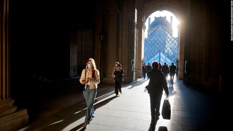 ルーブル美術館の中庭を歩く人たち＝１日、フランス首都パリ/Kiran Ridley/Getty Images Europe/Getty Images
