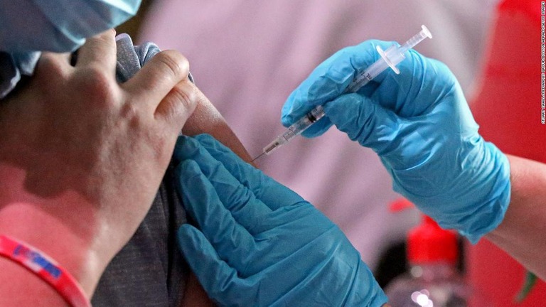 新型コロナウイルスワクチンの接種を行う様子/Stuart Cahill/MediaNews Group/Boston Herald/Getty Images