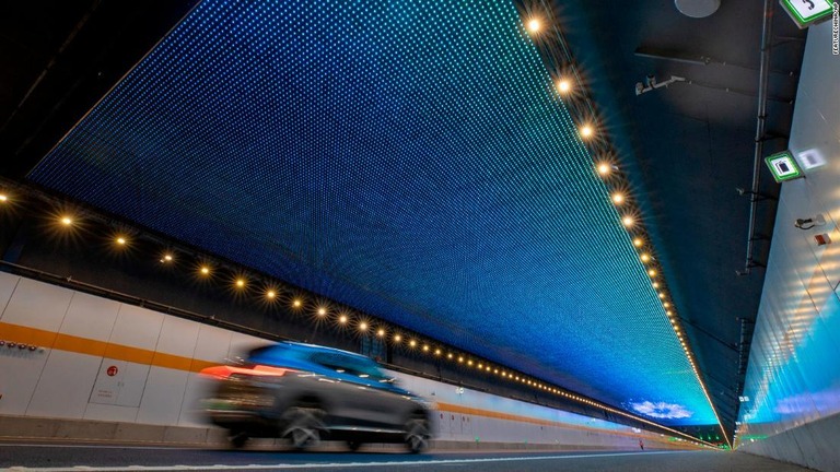 湖の下を走るトンネルの天井には、ＬＥＤ照明が備え付けられている/FeatureChina/AP